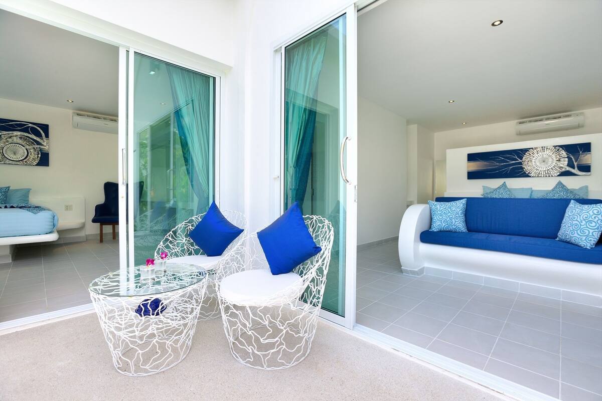 Family Garden View Bungalow with Private Pool | Bar mini, peti besi dalam bilik, meja, langsir/tirai gelap terus 