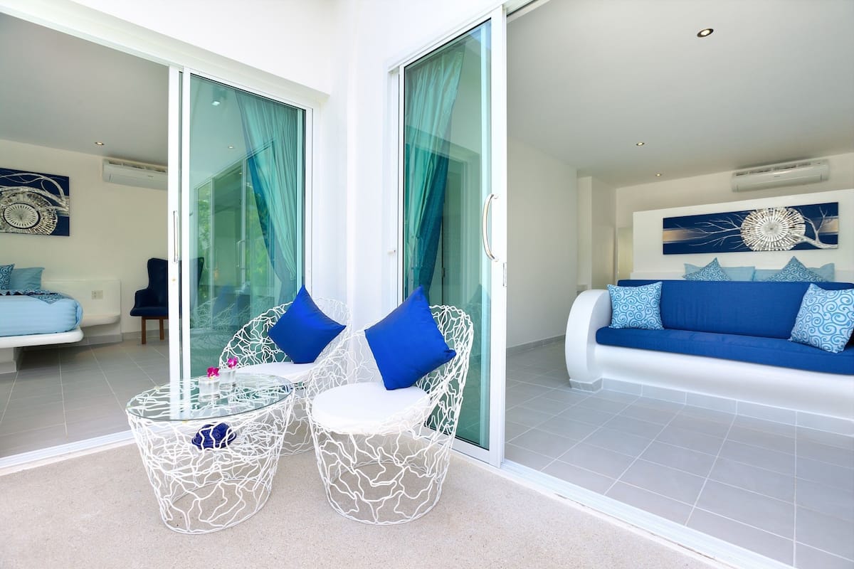Family Garden View Bungalow with Private Pool | Een minibar, een kluis op de kamer, een bureau, verduisterende gordijnen