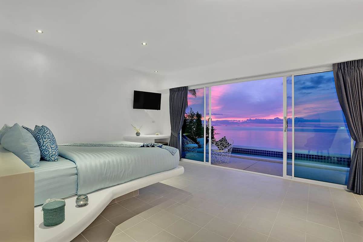 Beachfront Bungalow with Private Pool | Een minibar, een kluis op de kamer, een bureau, verduisterende gordijnen