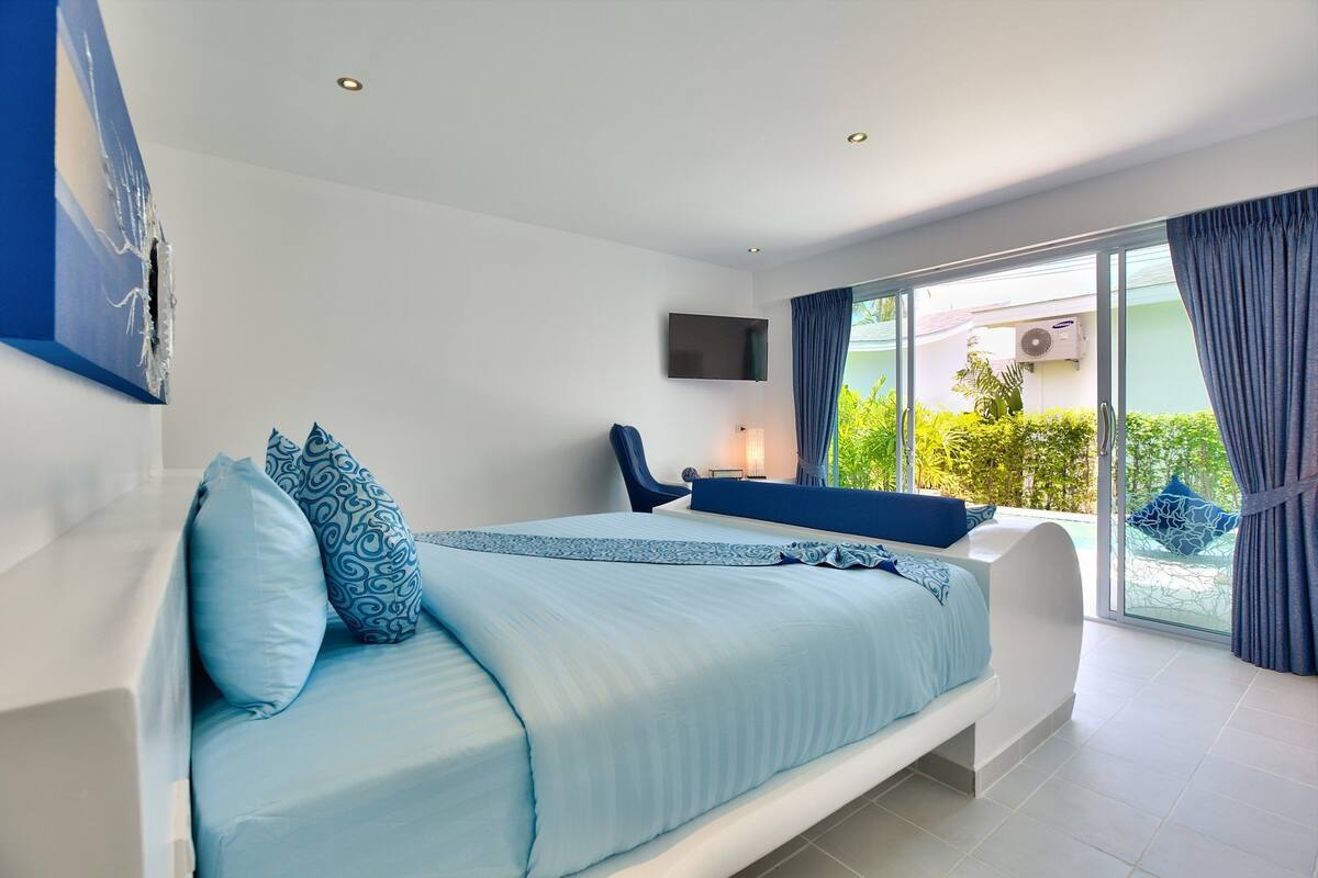 Seaside Bungalow with Private Pool | Bar mini, peti besi dalam bilik, meja, langsir/tirai gelap terus 
