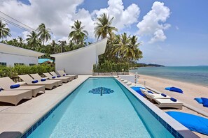 Piscine extérieure, chaises longues