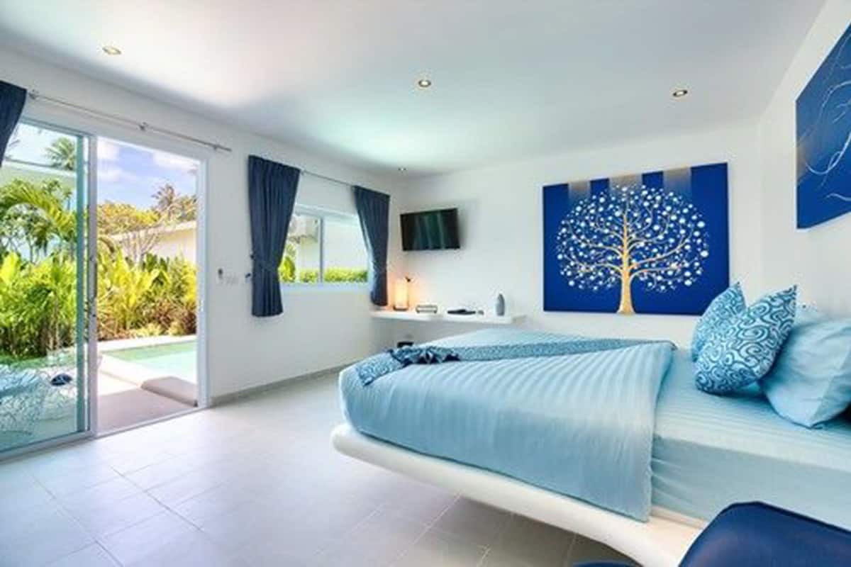Family Seaview Bungalow with Private Pool | Bar mini, peti besi dalam bilik, meja, langsir/tirai gelap terus 