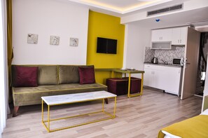 Apartamento superior | Cortinas opacas, sistema de insonorización, wifi gratis y ropa de cama