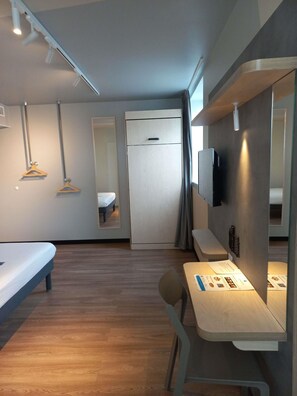 Bureau, rideaux occultants, chambres insonorisées, Wi-Fi gratuit