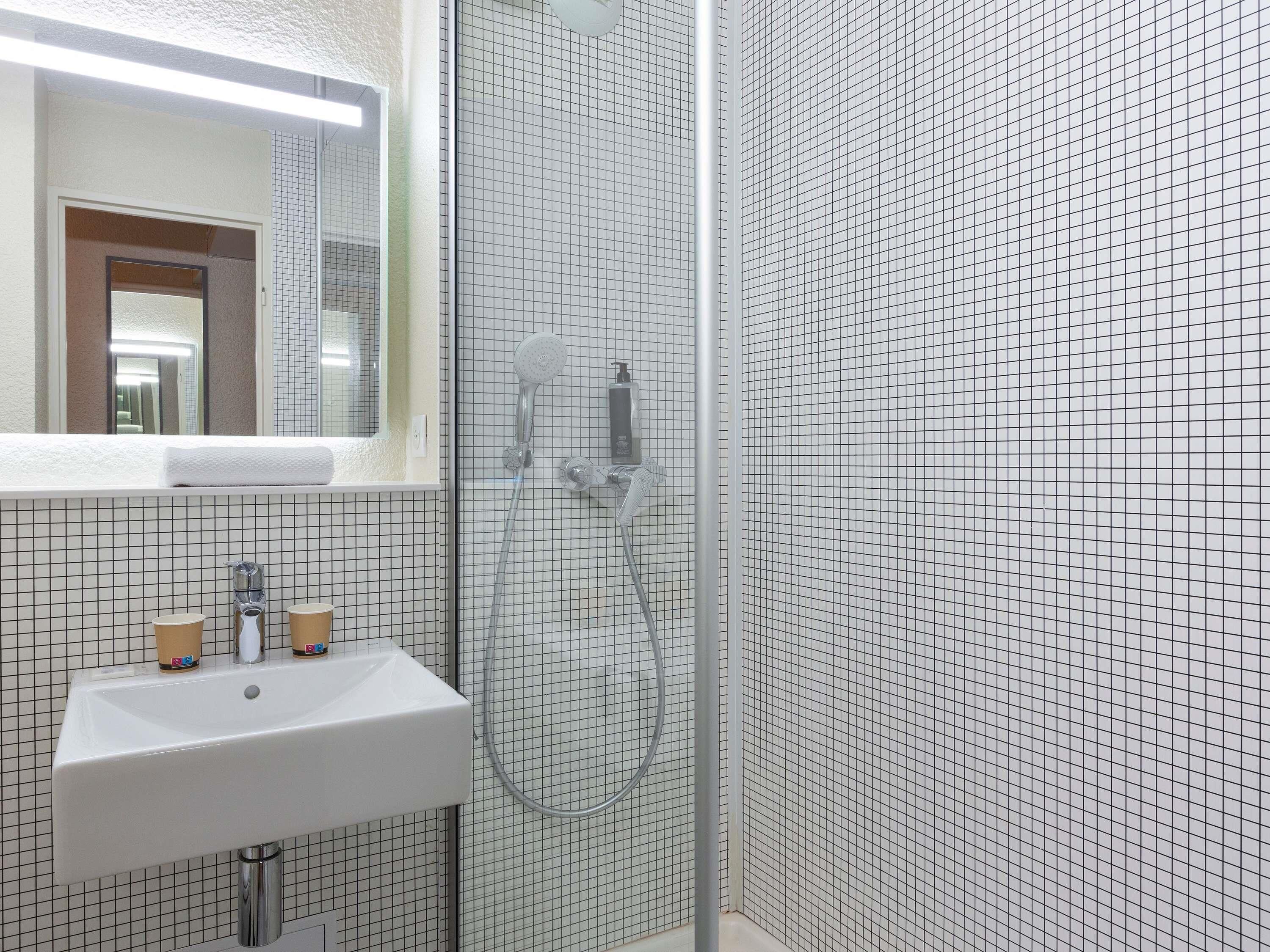 triple room with a double bed and a murphy bed | desk, blackout curtains, soundproofing, free wifi