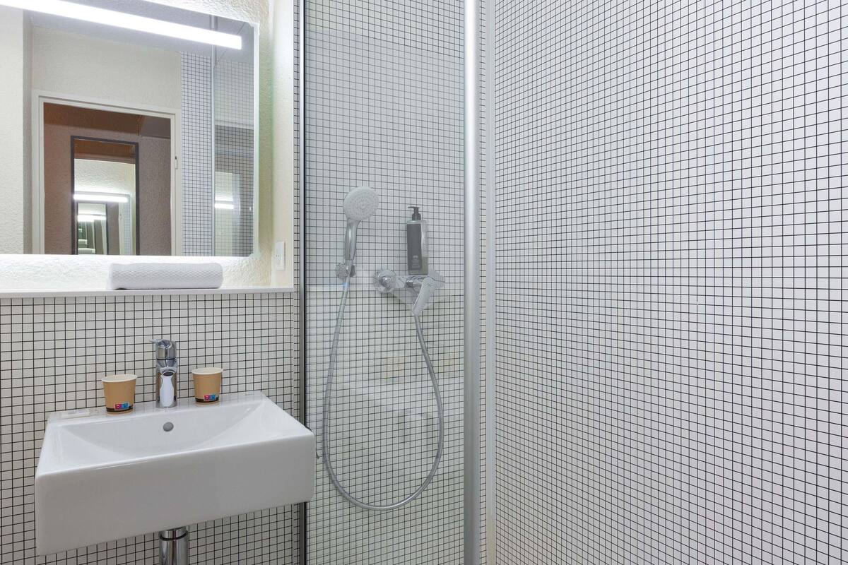 triple room with a double bed and a murphy bed | desk, blackout curtains, soundproofing, free wifi