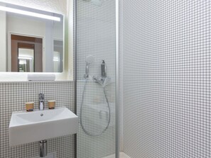 Chambre Triple, plusieurs lits | Bureau, rideaux occultants, chambres insonorisées, Wi-Fi gratuit