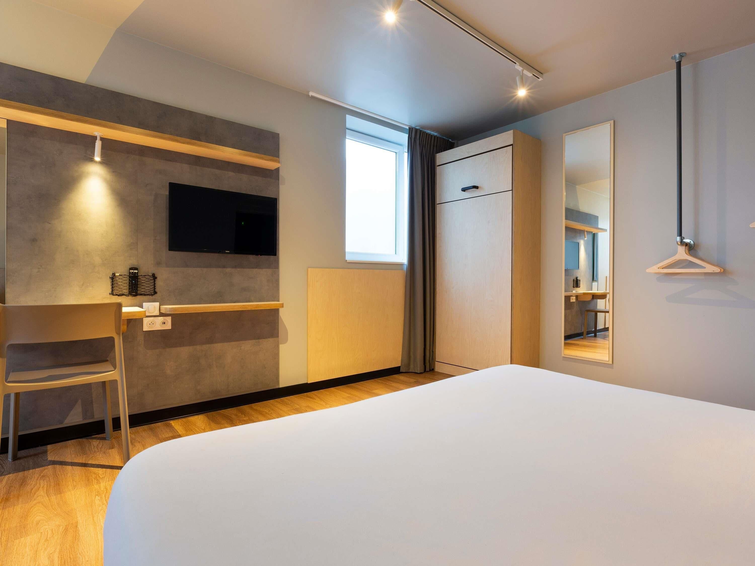 desk, blackout curtains, soundproofing, free wifi