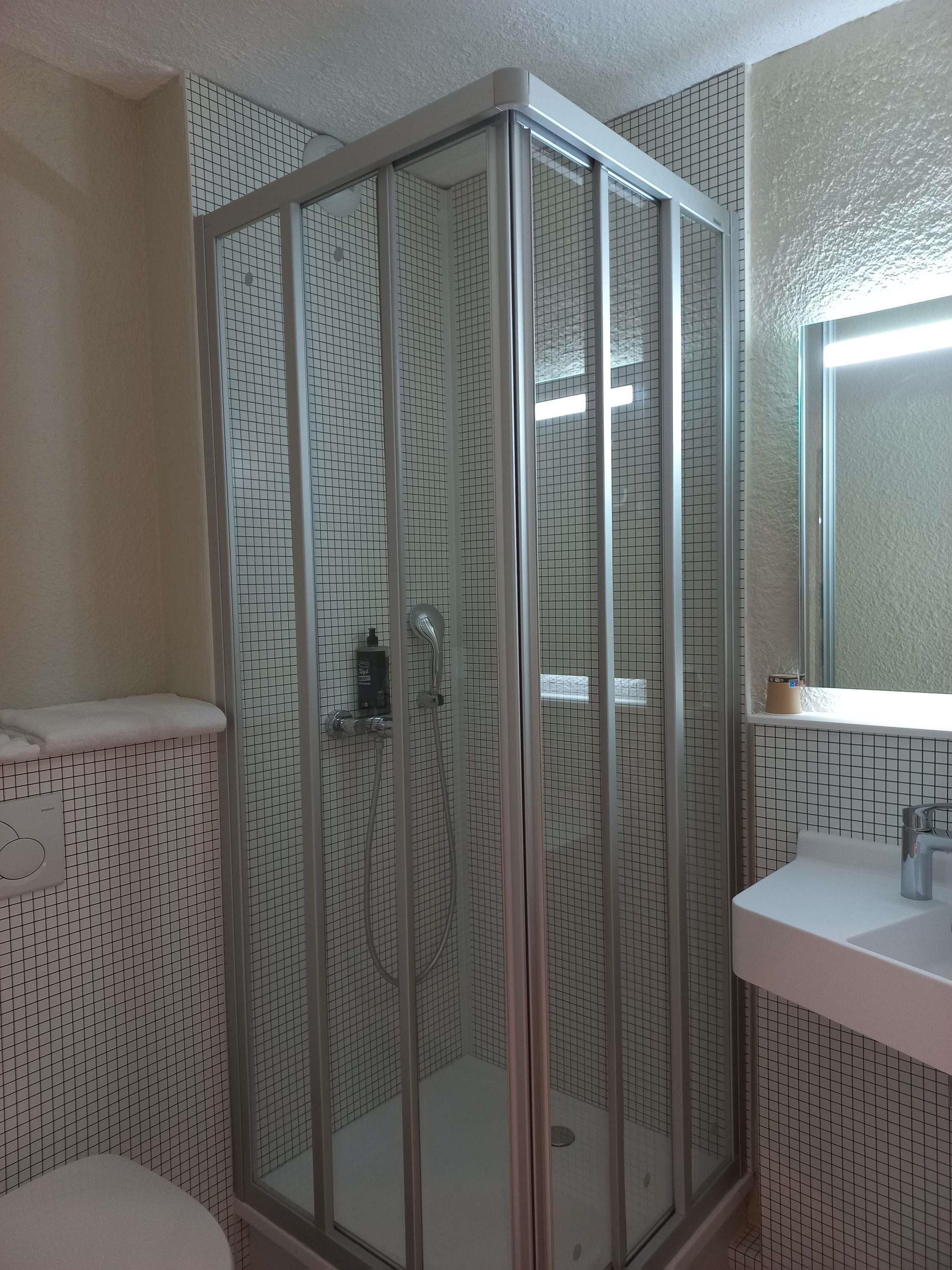 Habitación triple, varias camas | Escritorio, cortinas blackout, insonorización y wifi gratis 