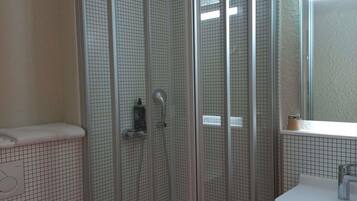 Habitación triple, varias camas | Escritorio, cortinas blackout, insonorización y wifi gratis
