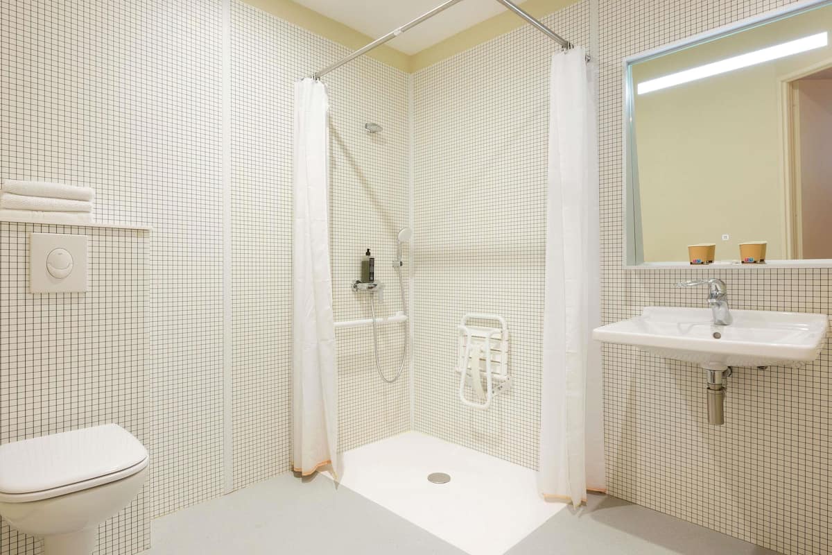 desk, blackout curtains, soundproofing, free wifi