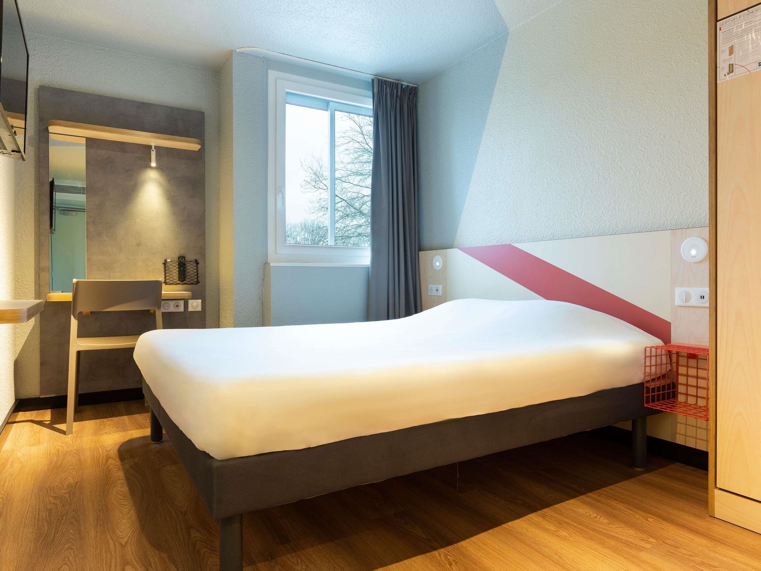 Triple Room with a double bed and a Murphy bed | Desk, blackout drapes, soundproofing, free WiFi