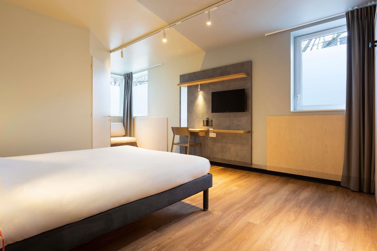 desk, blackout curtains, soundproofing, free wifi