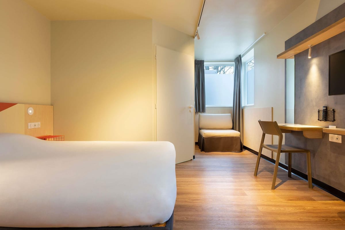 desk, blackout curtains, soundproofing, free wifi