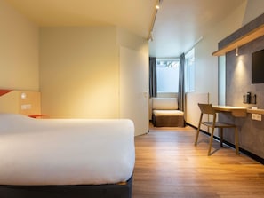 Bureau, rideaux occultants, chambres insonorisées, Wi-Fi gratuit