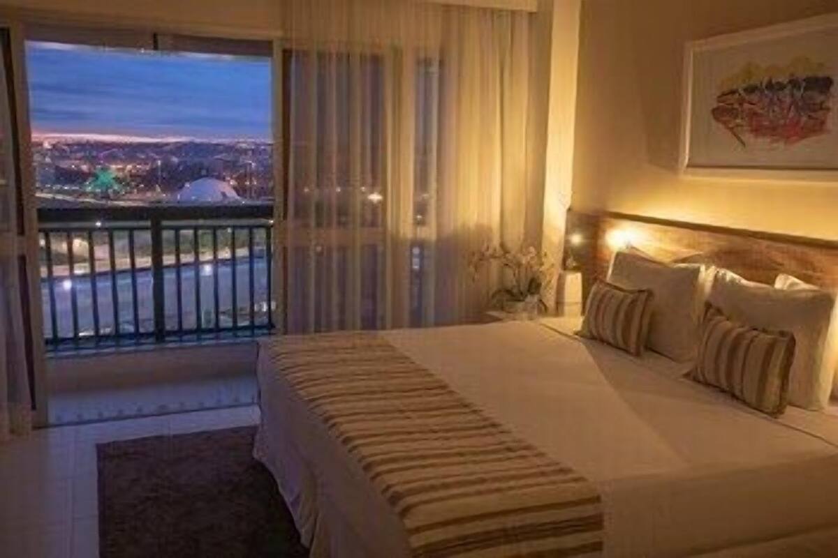 Minibar, caja de seguridad en la habitación y escritorio