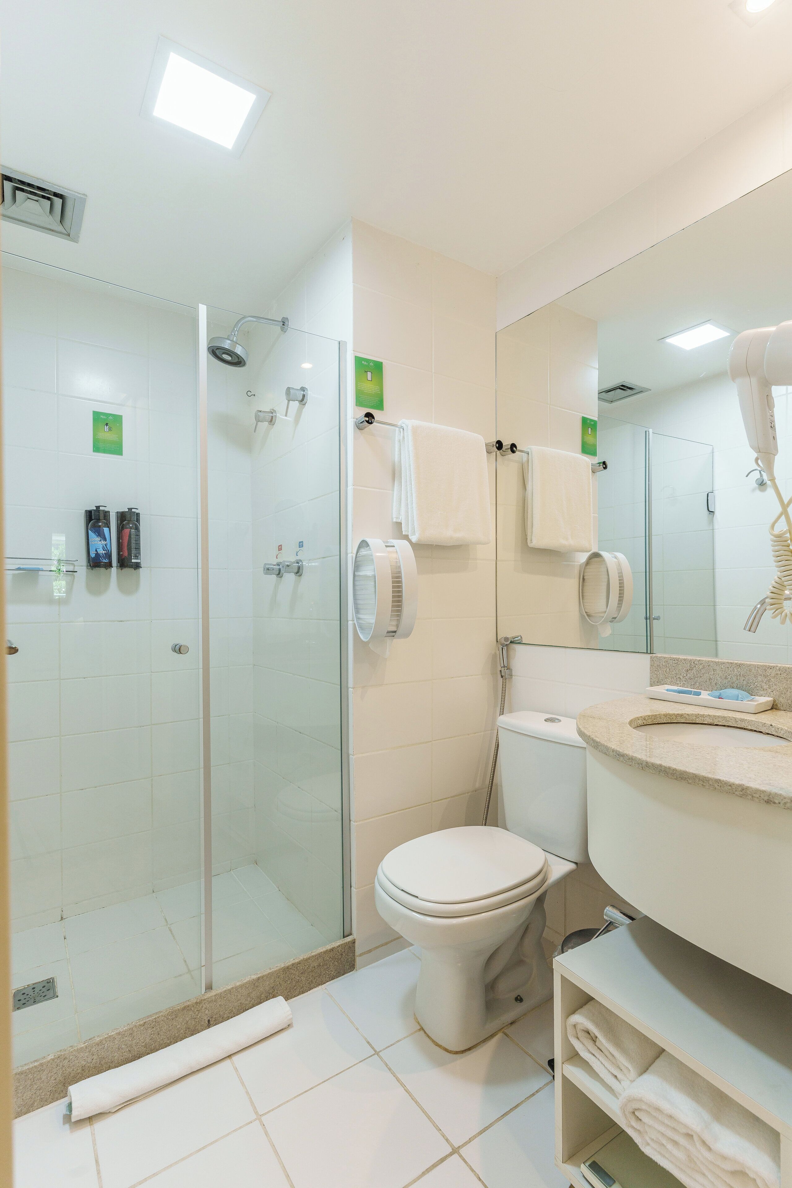 standard duplo sem varanda | bathroom | shower, free toiletries, hair dryer, towels