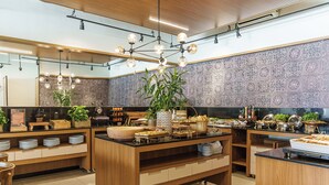 A modern kitchen with wooden cabinets, a central island, and a decorative backsplash. - Hplus Vision Executive (Brasília)