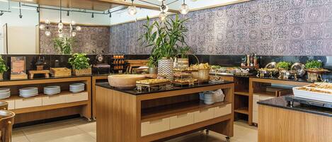 Una cocina moderna con armarios de madera, una isla central y un salpicadero decorativo.