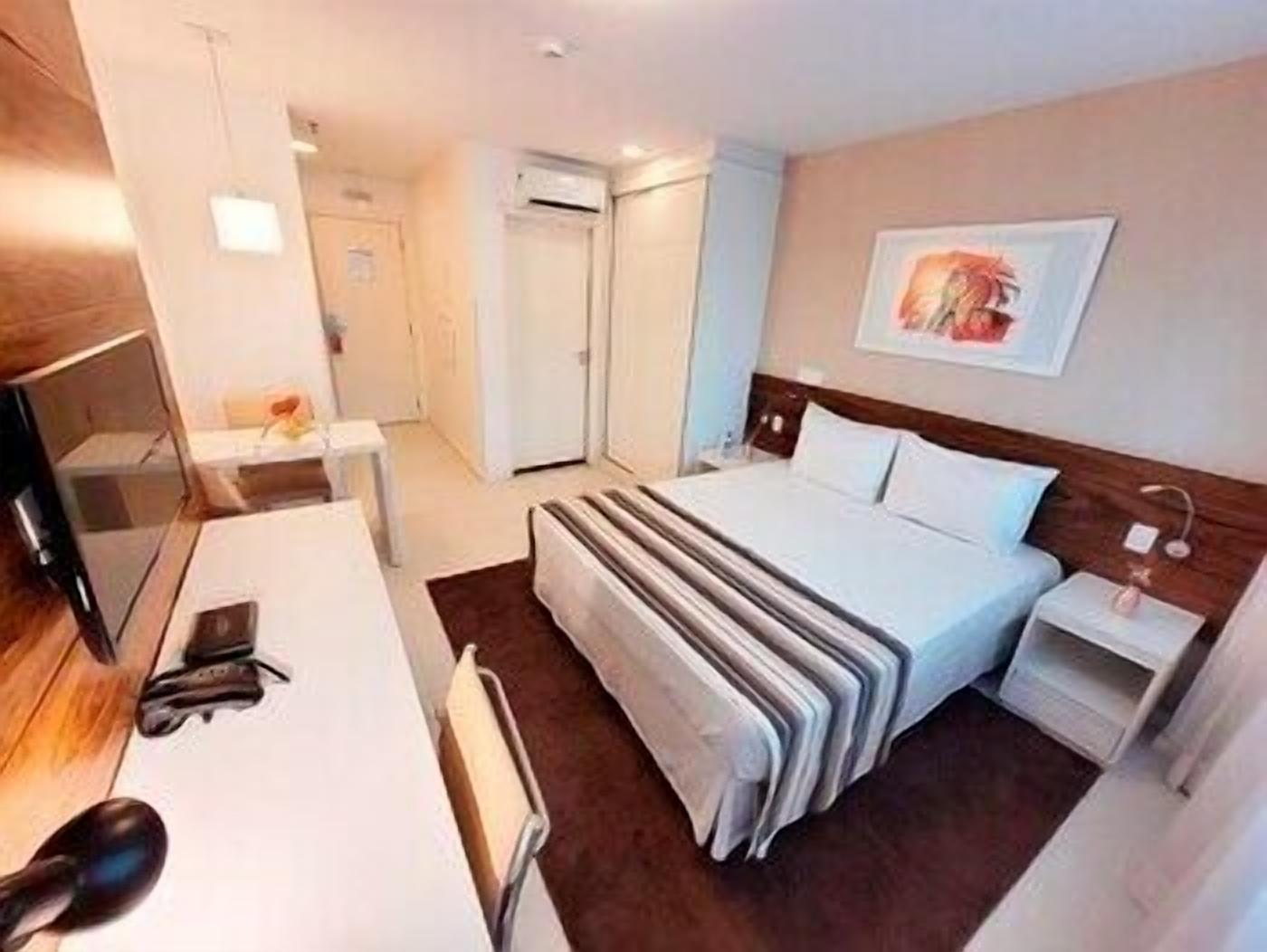 Minibar, värdeförvaringsskåp på rummet och skrivbord