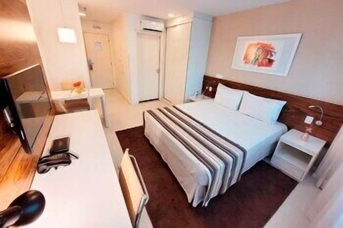 Minibar, caja de seguridad en la habitación y escritorio