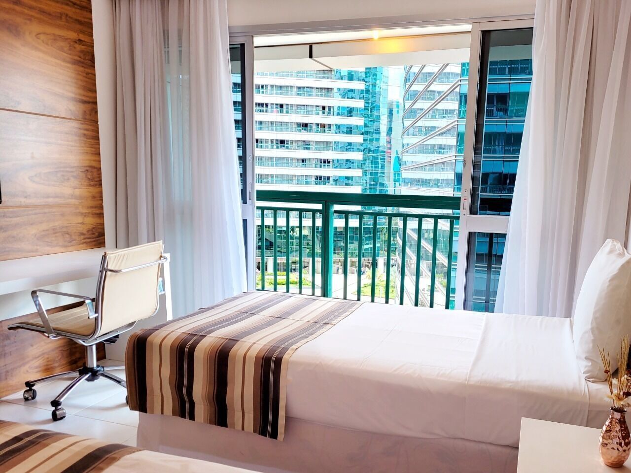 Minibar, värdeförvaringsskåp på rummet och skrivbord