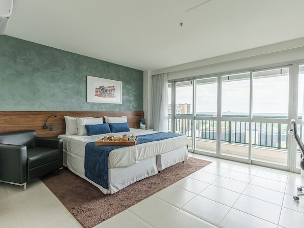 Habitación Deluxe (view) | Minibar, caja de seguridad en la habitación y escritorio 