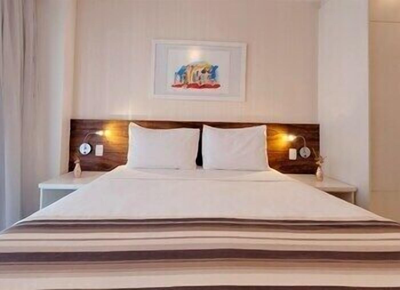 Minibar, värdeförvaringsskåp på rummet och skrivbord