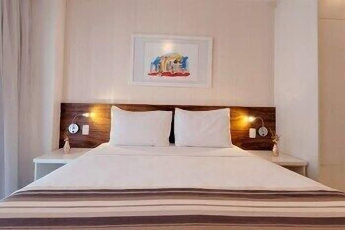 Minibar, caja de seguridad en la habitación y escritorio