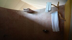 Premium-Zelt | Badezimmer | Dusche, Regendusche, kostenlose Toilettenartikel, Haartrockner