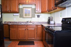 Fridge, microwave, oven, stovetop - Lakeview Motel and Apartments (Massena)