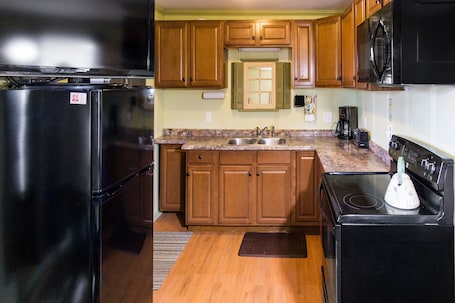 Basic Apartment, 2 Queen Beds | Private kitchen | Fridge, microwave, oven, stovetop