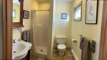 Queen Room | Bathroom