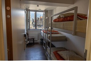 Small 3 bed private room with special view | In-room safe, free WiFi, bed sheets - Hostel Uppelink (Ghent)