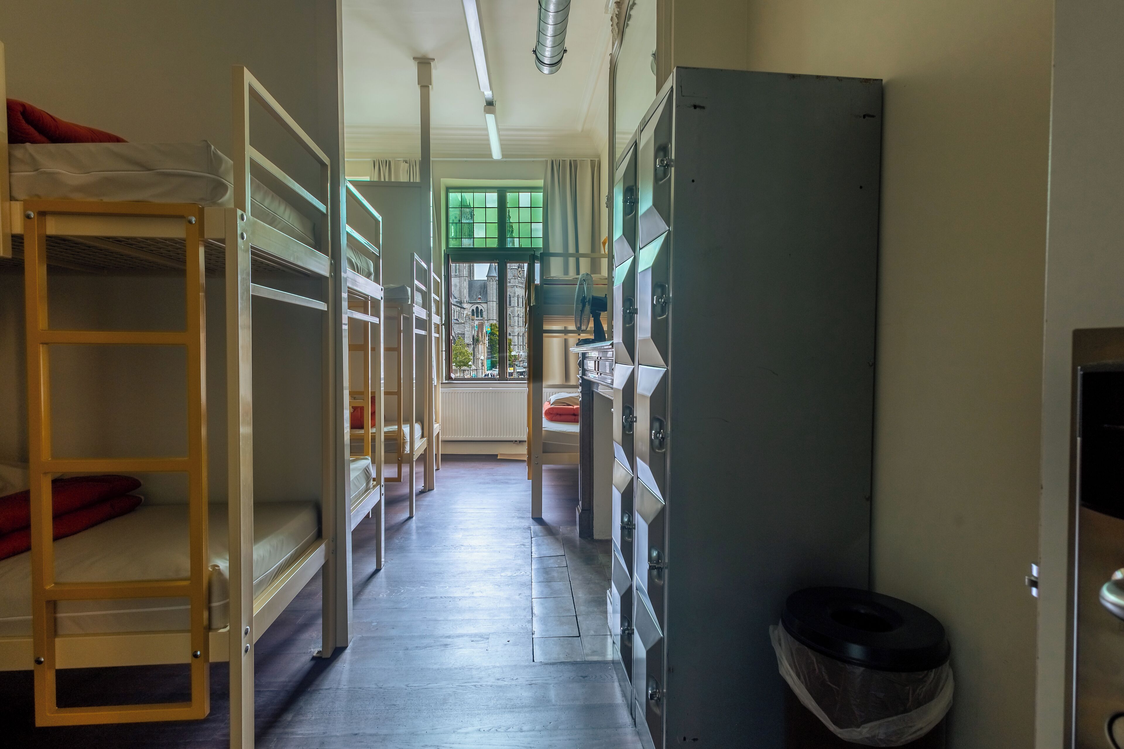 Un pasillo con literas, una ventana con vistas y una zona de kitchenette.
