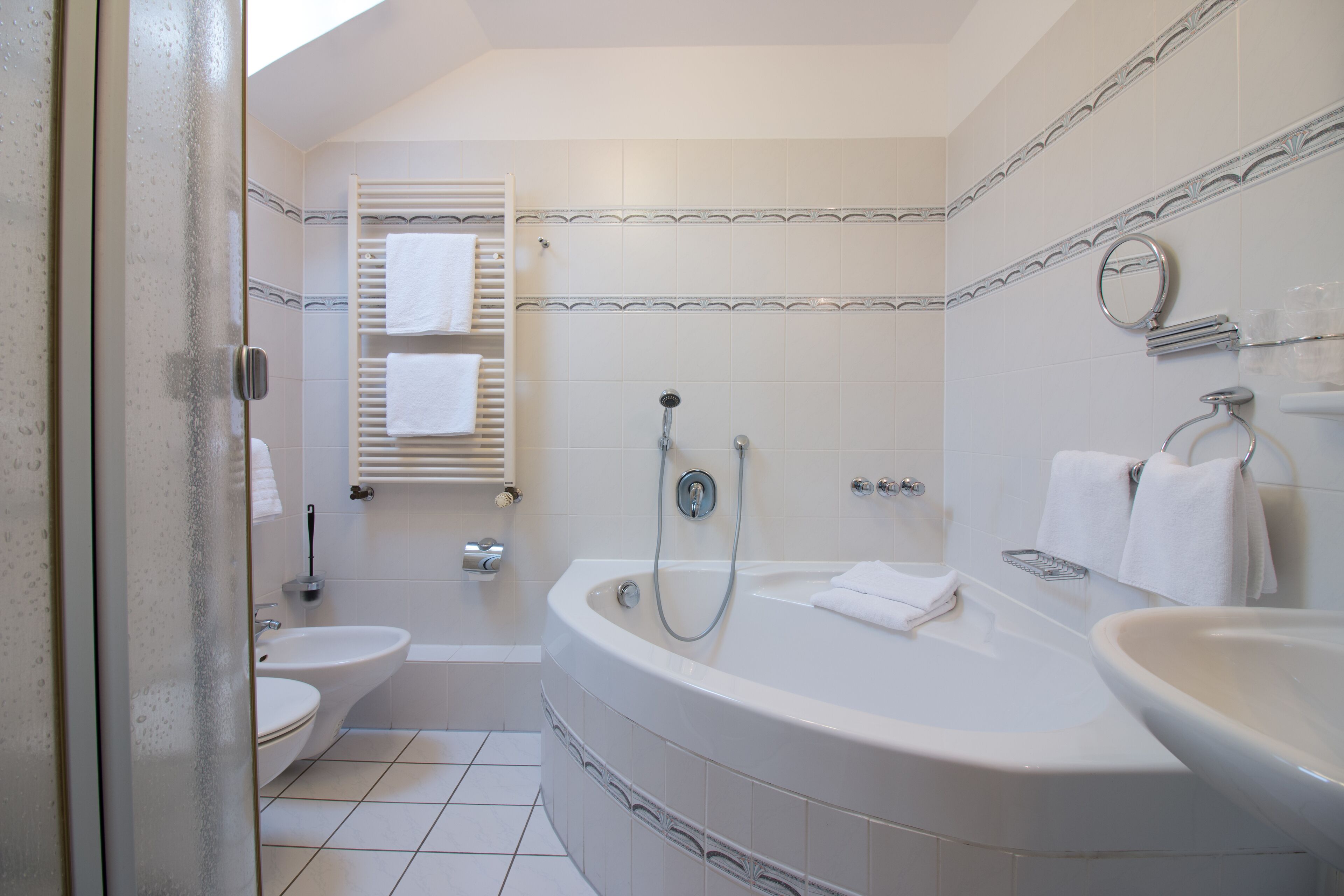 junior suite | bathroom | free toiletries, hair dryer, towels