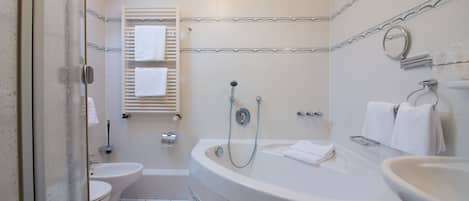 Suite junior | Baño | Amenidades de baño gratuitas, secadora de cabello, toallas