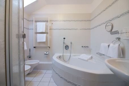 Junior Suite | Bathroom. Landhaus Sassenhof