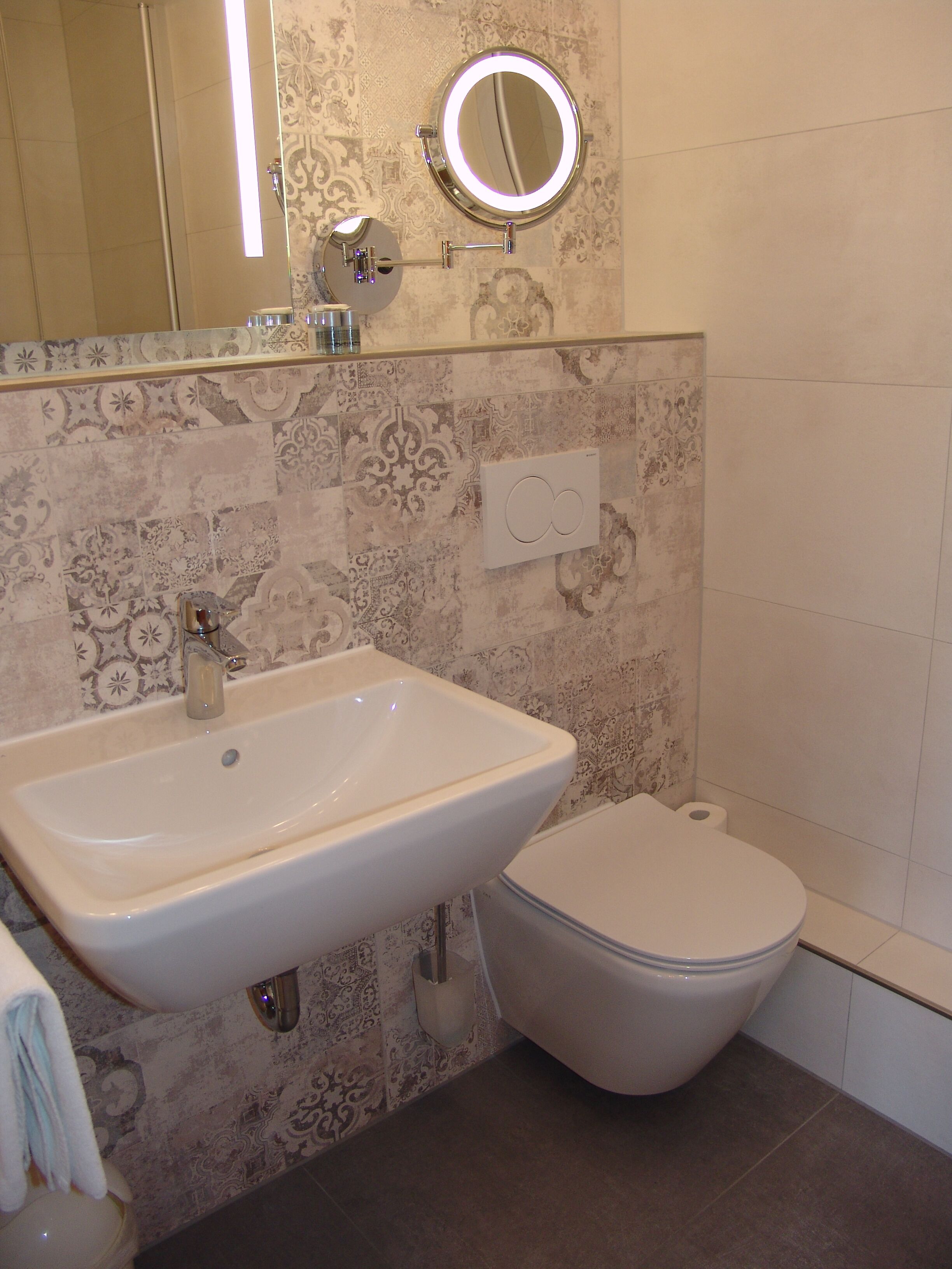 superior room | bathroom | free toiletries, hair dryer, towels
