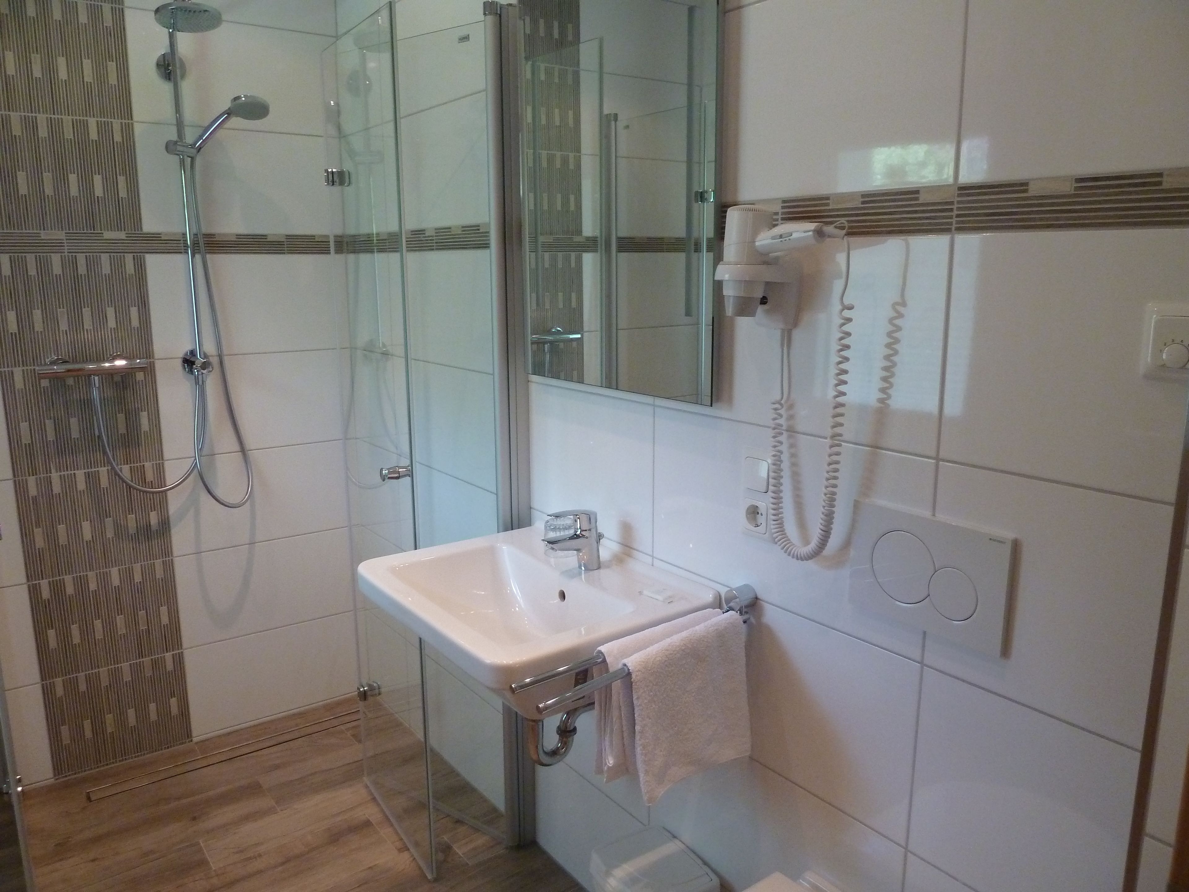 single room | bathroom | free toiletries, hair dryer, towels
