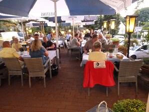 Outdoor dining - Landhaus Sassenhof (Muelheim an der Ruhr)