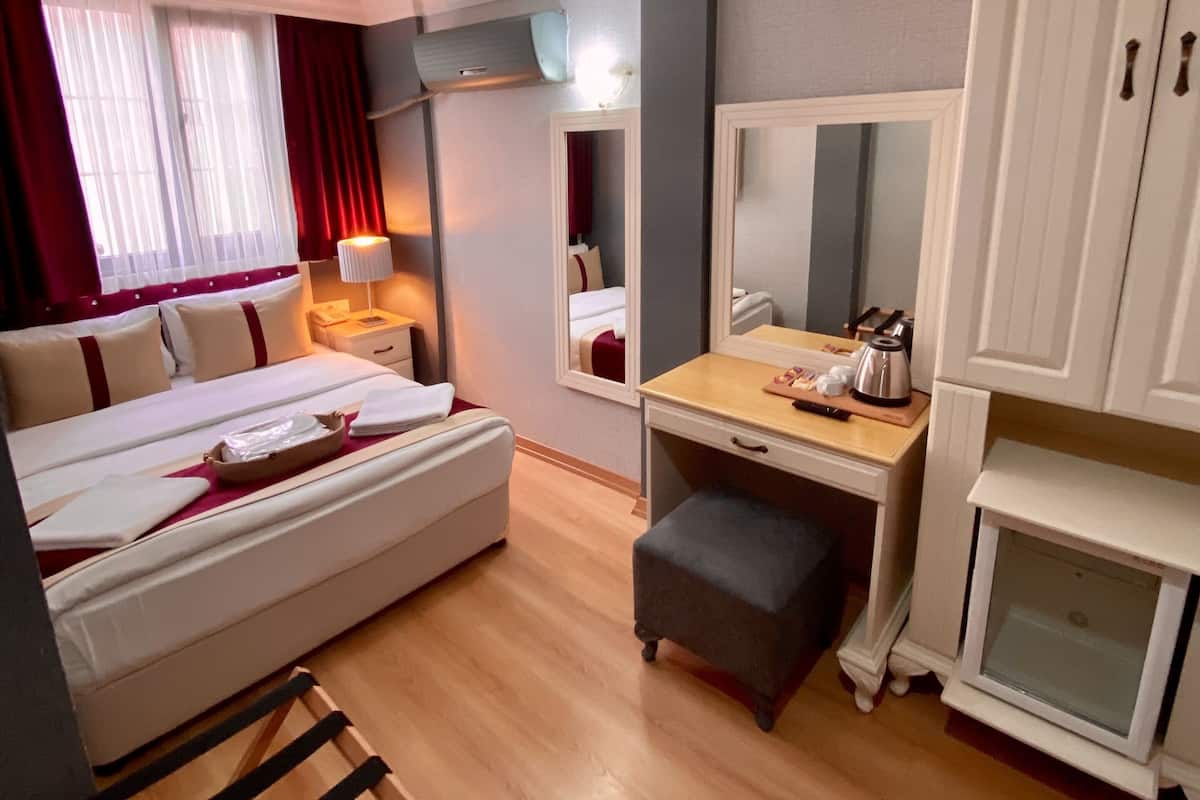 Lakens van Egyptisch katoen, donsdekens, een minibar