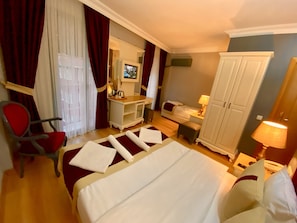 Habitación triple superior | Sábanas de algodón egipcio, edredón y minibar