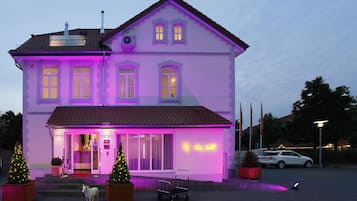 Fassade der Unterkunft â Abend/Nacht