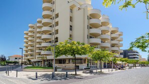 A multi-story building with balconies, a central courtyard, and a restaurant named "Algarve House." - TURIM Algarve Mor Hotel (Portimão)