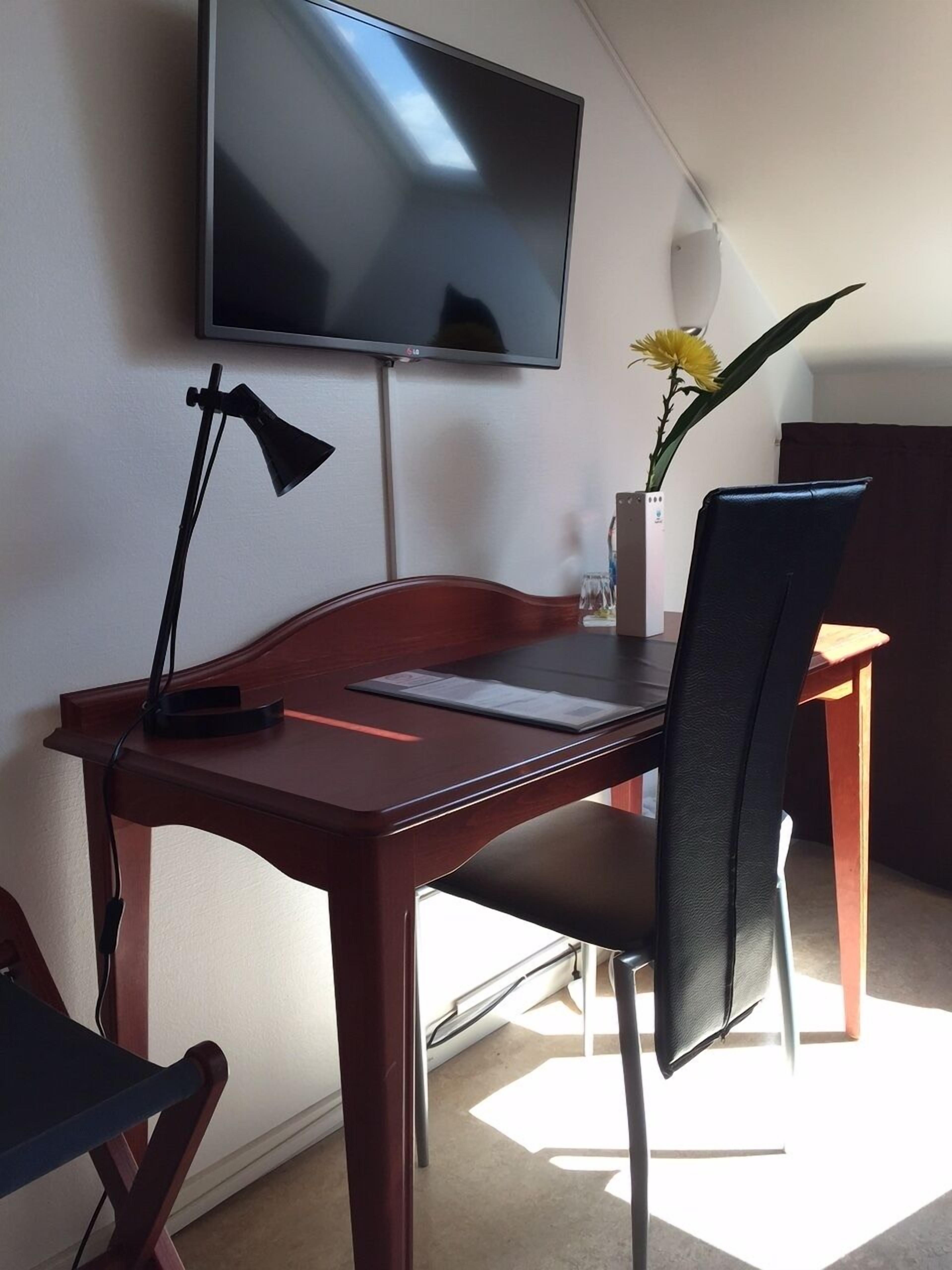 triple room, shared bathroom (pets not allowed) | hypo-allergenic bedding, in-room safe, desk, free wifi