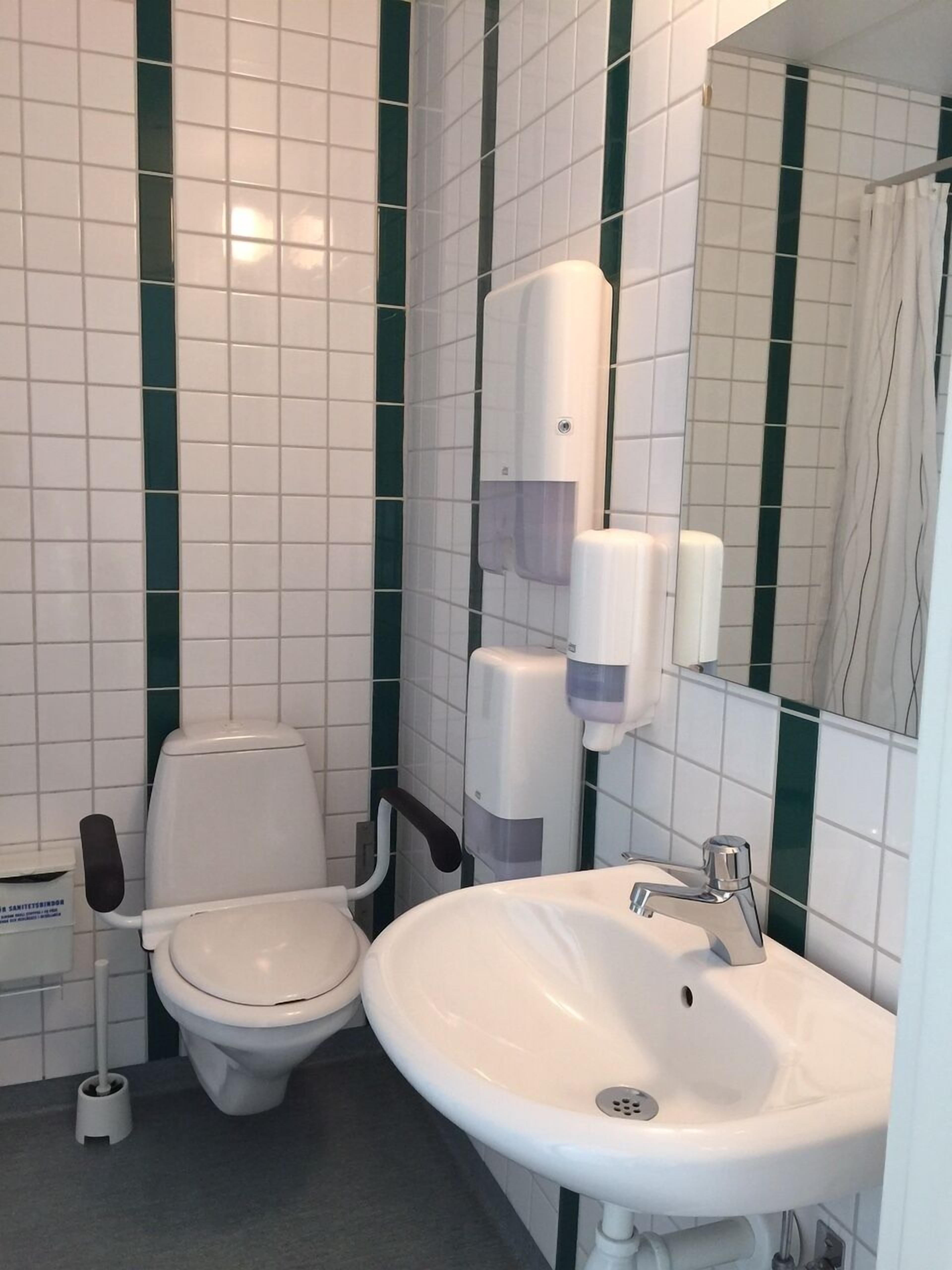 twin room, private bathroom (pets not allowed) | bathroom | shower, free toiletries, towels