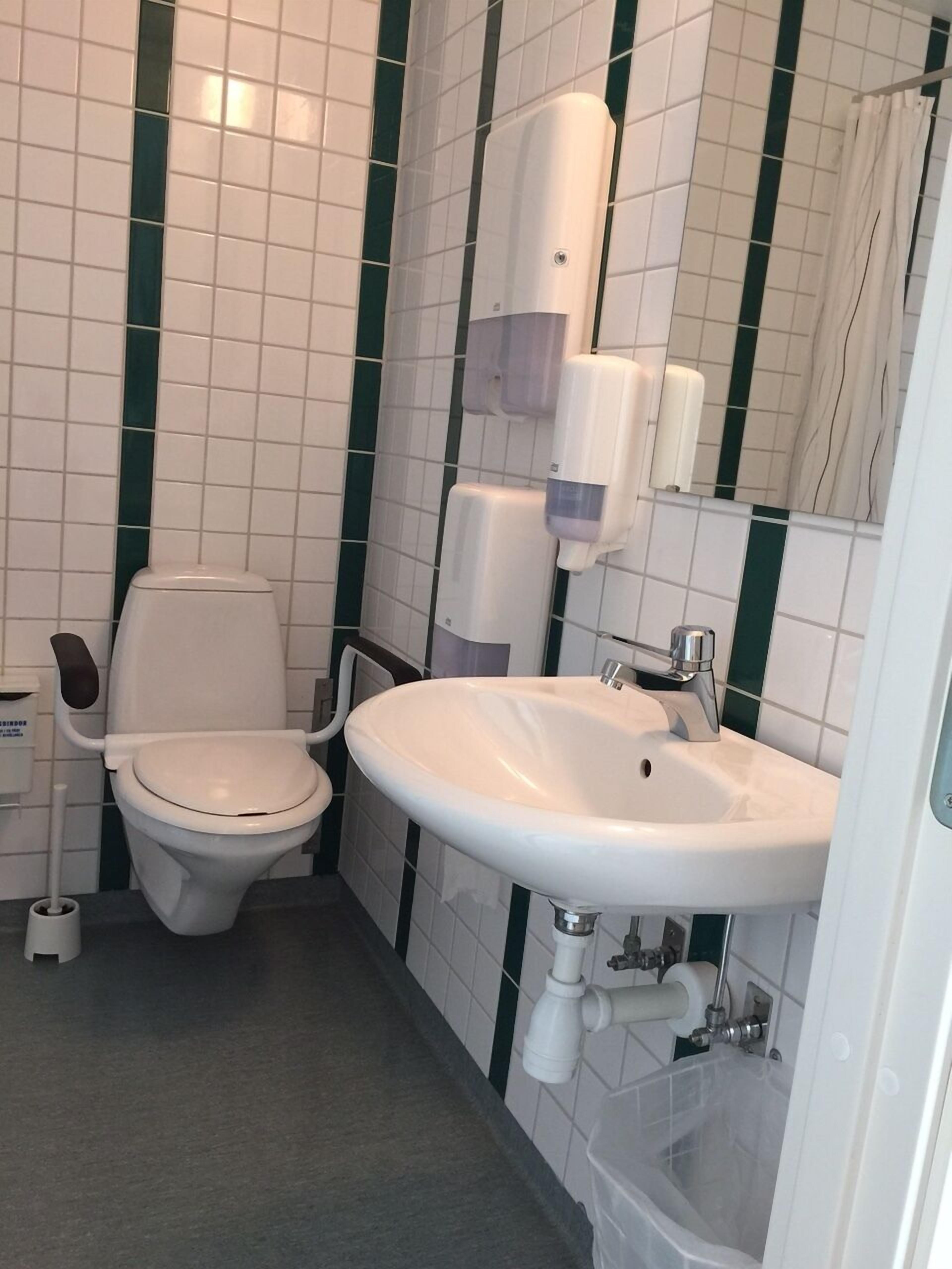 twin room, private bathroom (pets not allowed) | bathroom | shower, free toiletries, towels