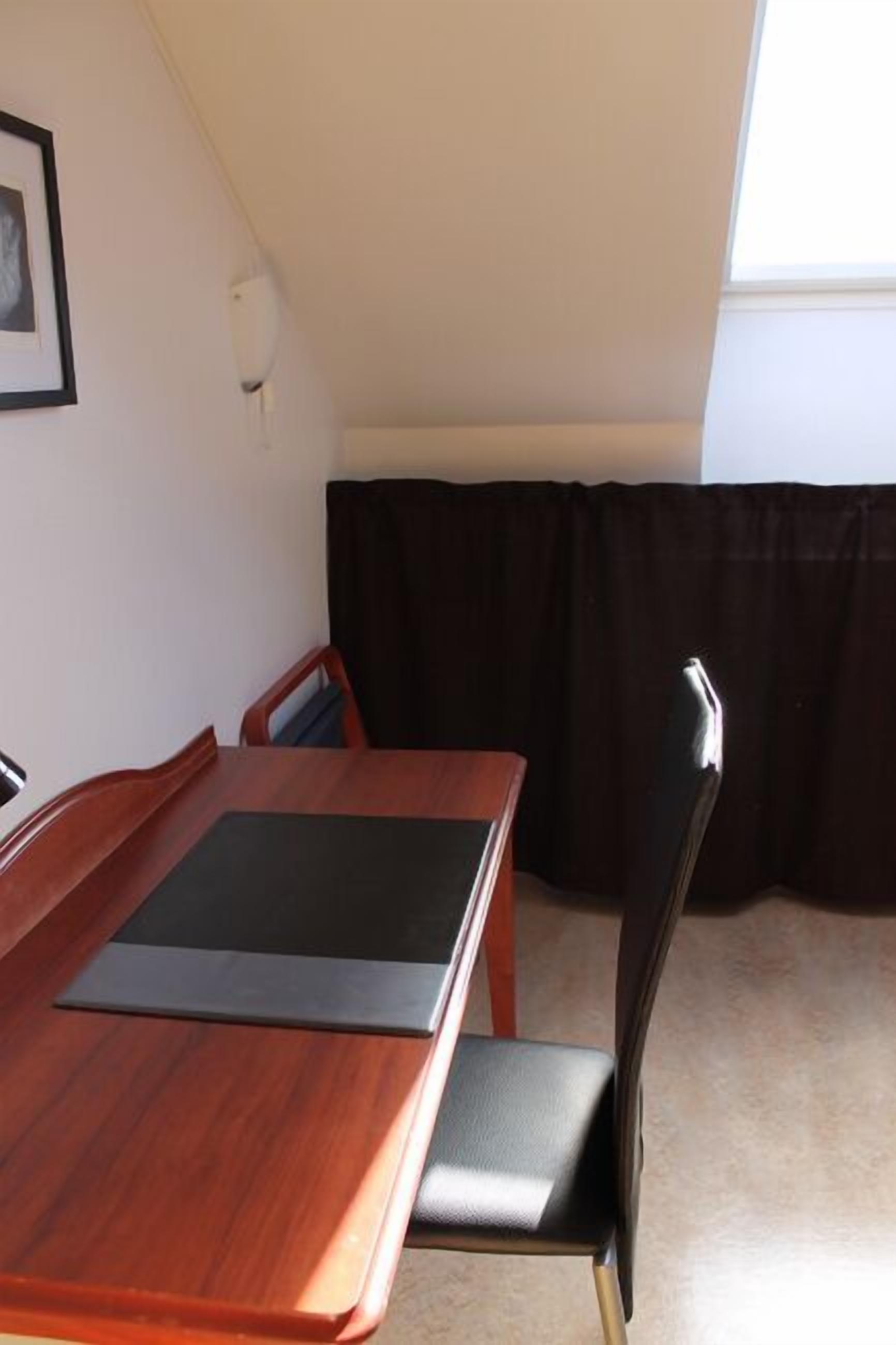 single room, private bathroom | hypo-allergenic bedding, in-room safe, desk, free wifi