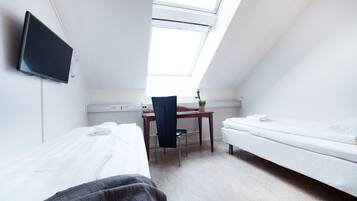 Ropa de cama hipoalergénica y caja de seguridad en la habitación